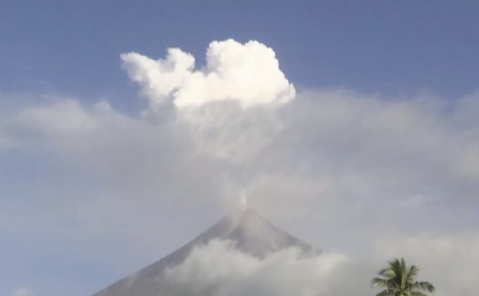 ผู้นำฟิลิปปินส์ตรวจเยี่ยมพื้นที่เสี่ยงภูเขาไฟมายอน