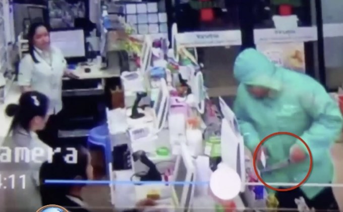 โจรสวมฮู้ด ชิงทรัพย์ร้านสะดวกซื้อ