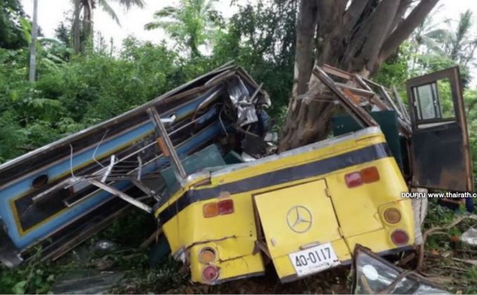 รถบัสนักเรียนเสียหลักชนต้นไม้ จ.กำแพงเพชร