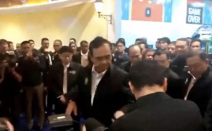 นายกฯมอบเงินเยียวยาเหตุรุนแรงโคราช