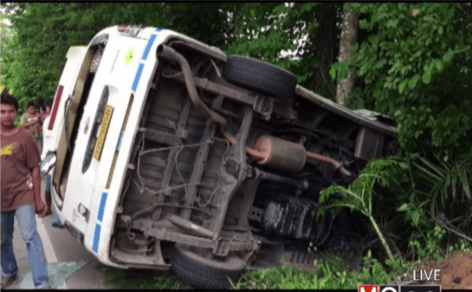 รถตู้โดยสารชนท้ายกระบะเจ็บ 5 คน