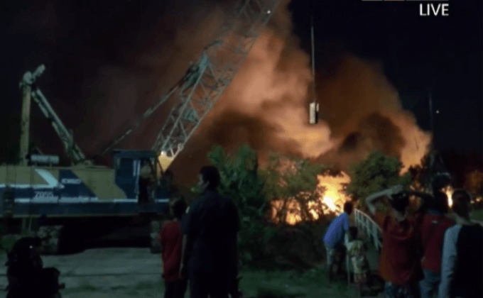 ไฟไหม้ป่าหญ้าใกล้โรงงานผลิตเหล็ก จ.นนทบุรี