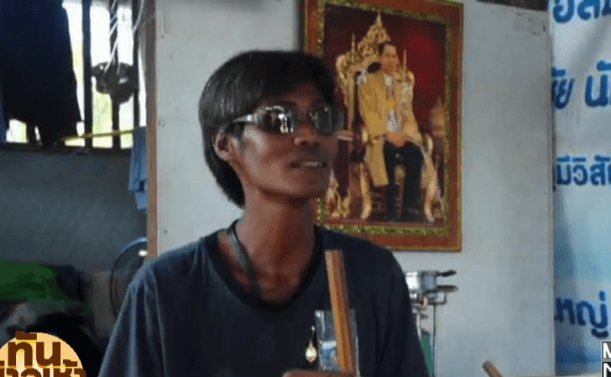 อดีตเด็กเร่ร่อน ตระเวนเป่าขลุ่ยเพลงพระราชนิพนธ์ 