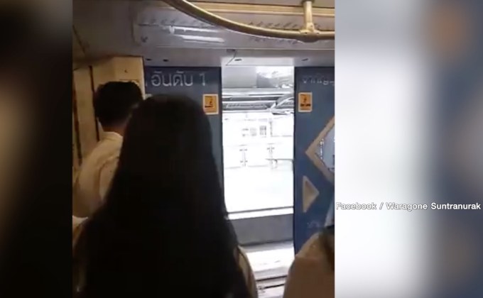ประตูรถไฟฟ้าบีทีเอสเปิดค้างขณะรถวิ่ง