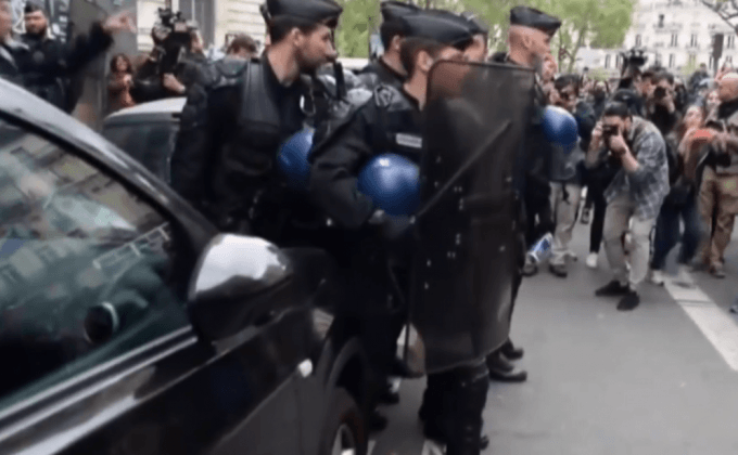 ผู้ประท้วงโจมตีตำรวจในฝรั่งเศส