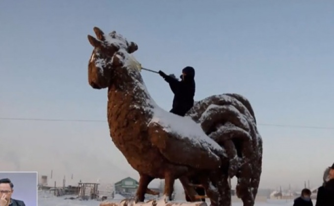 ศิลปินรัสเซียสร้างรูปปั้นไก่จากมูลสัตว์