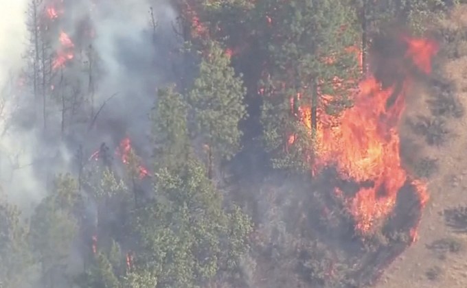 ไฟป่าในรัฐแคลิฟอร์เนียลุกลามไปยังรัฐโอเรกอน