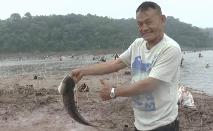 ชาวบ้านจ.พะเยา แห่หาปลาแน่นอ่างเก็บน้ำ