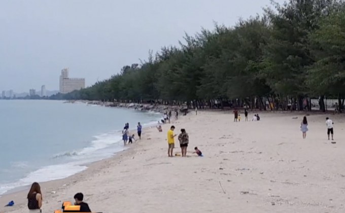 นักท่องเที่ยวแห่ลงเล่นน้ำหาดชะอำ ฝ่าฝืนกฎหมาย