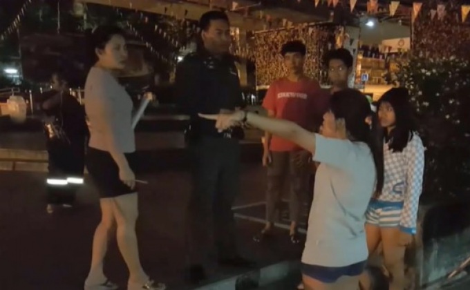 กลุ่มนักเรียนถูกคนร้ายจี้ชิงโทรศัพท์มือถือ