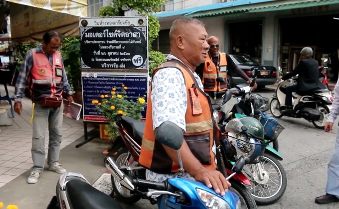 จยย.จิตอาสา จ.สิงห์บุรี รับส่งฟรีคนไปถวายดอกไม้จันทน์