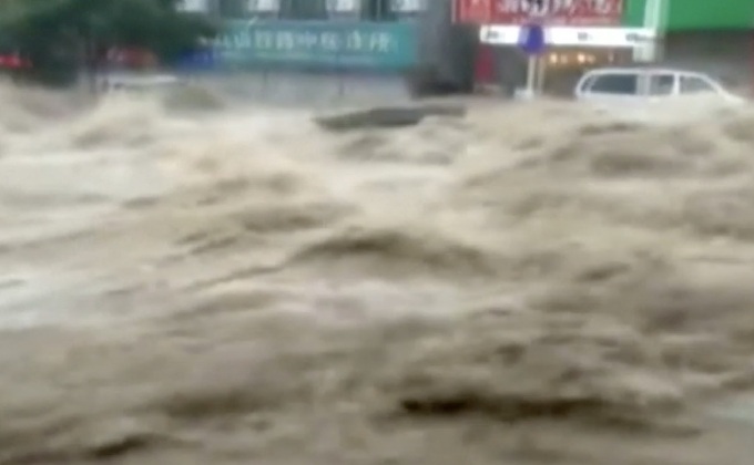 น้ำท่วมและแผ่นดินไหวในจีน