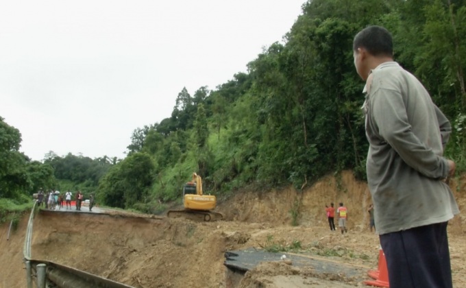 สร้างทางเบี่ยงเขาสก หลังน้ำป่าพัดถนนขาด