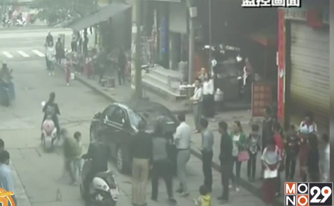 เด็กหญิงจีนรอดชีวิตจากรถชนแบบปาฏิหาริย์