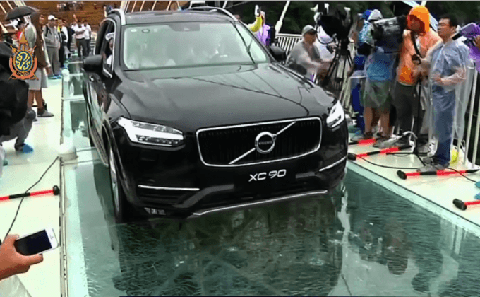 ทดสอบสะพานกระจกในจีน