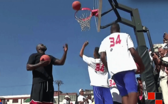 “แชค” อดีตสตาร์ NBA สอนเด็กคิวบายัดห่วง