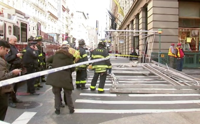 นั่งร้านถล่มทับคนเดินเท้าในนครนิวยอร์ก เจ็บ 5