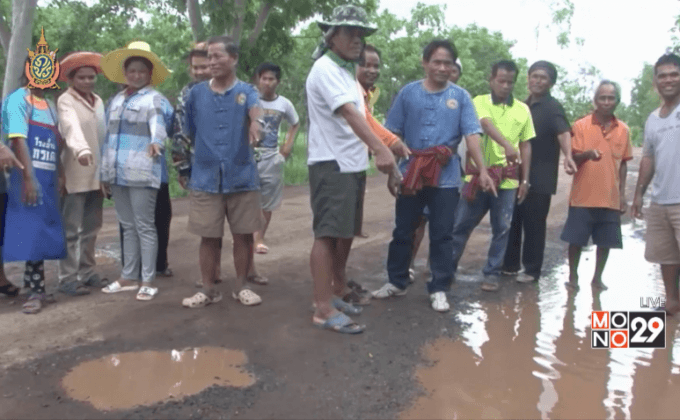 ชาวสุรินทร์ทุกข์ถนนพังเป็นหลุมบ่อนาน 10 ปี