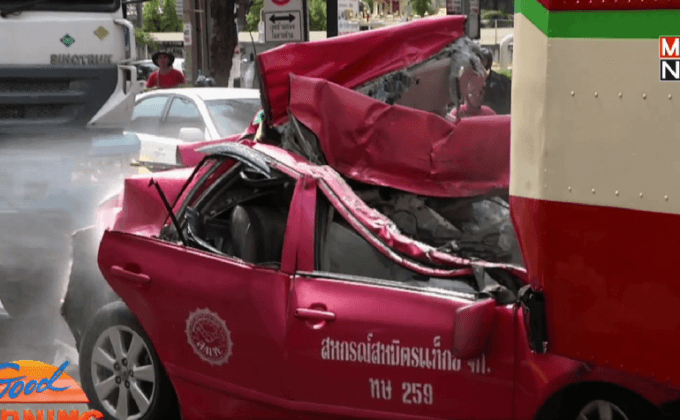 รอดปาฏิหารย์ คนขับแท็กซี่ถูกรถโม่ปูนชนท้ายอัดหลัง