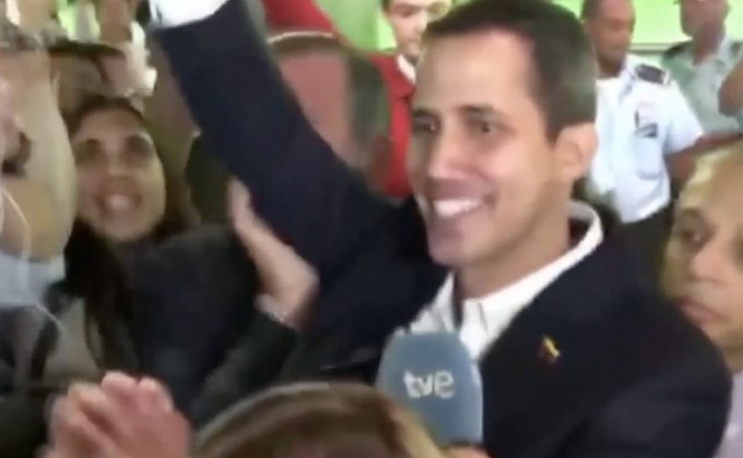 “ฆวน ไกวโด” เดินทางกลับเวเนฯ สื่อคาดเสี่ยงถูกจับ