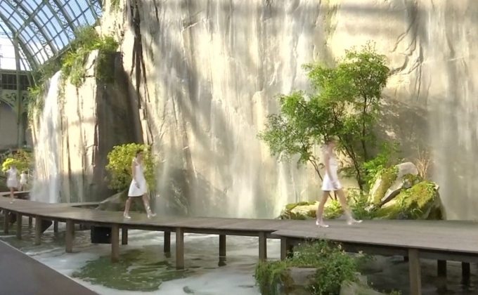 “ชาเนล” โชว์ไอเดียเปลี่ยนแคทวอล์กเป็นน้ำตก