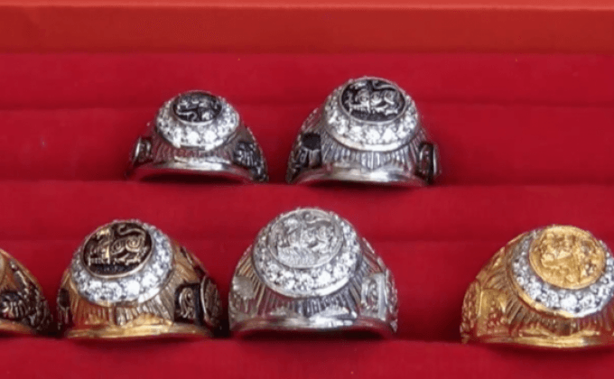 หลอกขายแหวนนักปกครอง