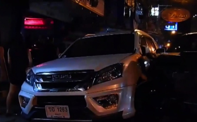 กระบะซิ่งชนสองแถวนักท่องเที่ยวกลางเมืองพัทยา