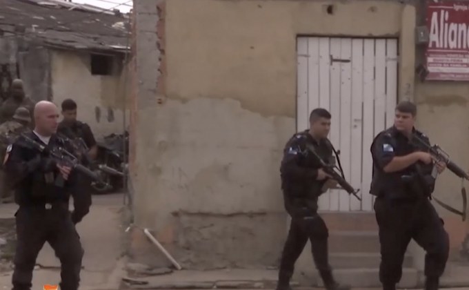 ​ตำรวจบราซิลนำกำลังปะทะแก๊งอาชญากรในชุมชนแออัด