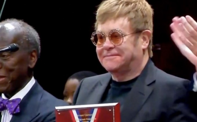 “เอลตัน จอห์น” รับรางวัลจากงานต่อสู้เอดส์