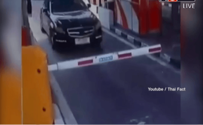 แชร์คลิปอ้างเบนซ์แหกด่านทางด่วนก่อนชนฟอร์ด