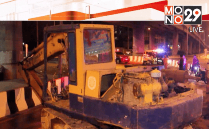 รถแบคโฮร่วงทับจักรยานยนต์บาดเจ็บ