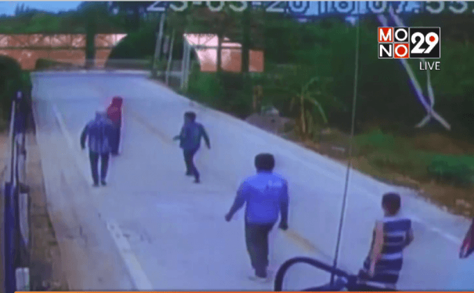 โจรขโมยมอเตอร์ไซค์ต่อหน้าเจ้าของรถ