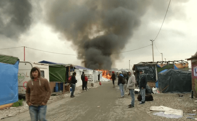 ฝรั่งเศสเร่งดับเพลิงไหม้ในค่ายพักผู้อพยพ