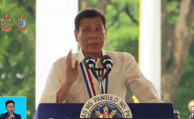 ฟิลิปปินส์ปกป้องผู้นำจัดการปัญหาในประเทศ