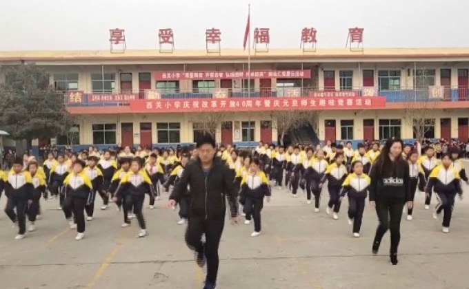 คลิปครูใหญ่ชาวจีนนำเต้นยอดวิวทะลุ 67 ล้านครั้ง