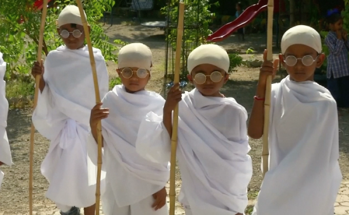 ​เด็กทั่วอินเดียแต่งกายเลียนแบบมหาตมะ คานธี