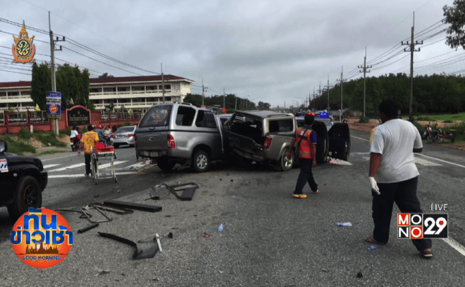 นาทีชีวิต! กระบะซิ่งชนคนกระเด็นเจ็บระนาว