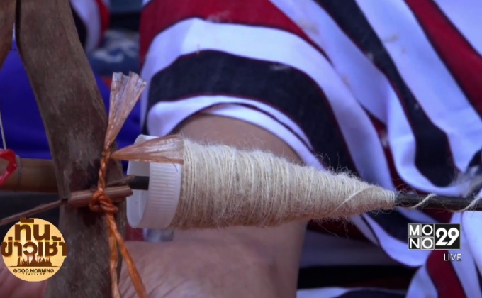 ชาวอาข่าเดินแบบโชว์ผ้าจากขนแกะปักลายโบราณ