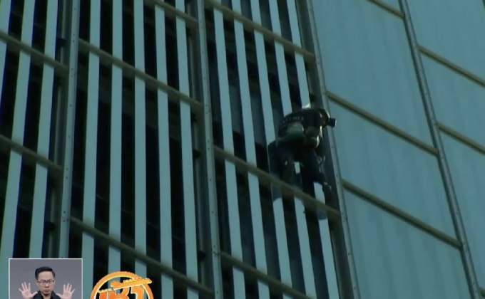 นักท้ามฤตยูปีนตึกระฟ้าในสเปน