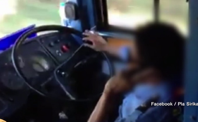 แห่ตำหนิ คลิปโชเฟอร์คุยโทรศัพท์ขณะขับรถ