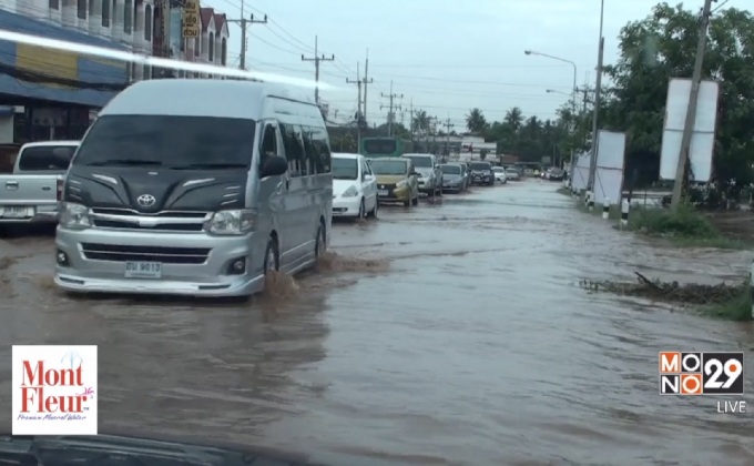 น้ำป่าไหลเข้าท่วมบ้านเรือนประชาชน