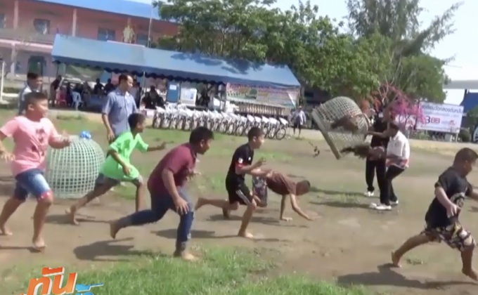 สนุกสนานวิ่งจับไก่-แข่งหัวเราะ แลกน้ำปลา