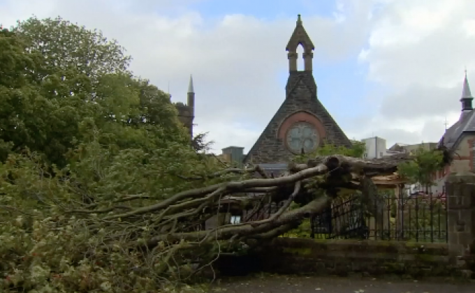 ​พายุอาลีพัดเข้าถล่มไอร์แลนด์เหนือและสกอตแลนด์