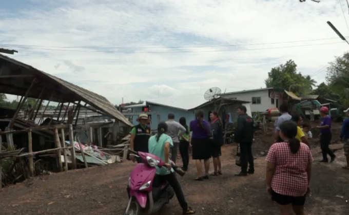 ชาวบ้านหนีตายบ้านริมแม่น้ำแม่กลองทรุดตัว 3 หลัง