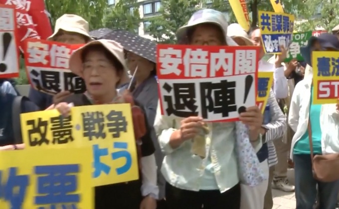 ชาวญี่ปุ่นประท้วงนายกฯ ใช้เส้นช่วยเพื่อน