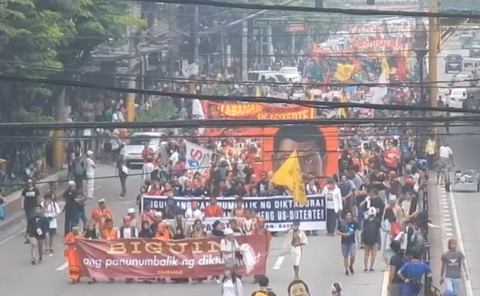 ชาวฟิลิปปินส์ประท้วงต่อต้านประธานาธิบดี