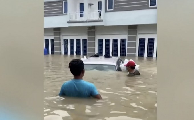 ​กัมพูชาเผชิญน้ำท่วมหนัก ปิด รง.หลายสิบแห่ง