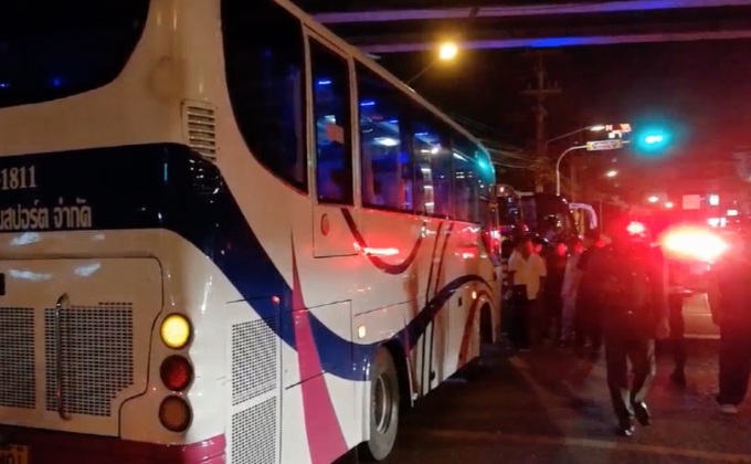 รถทัวร์พุ่งชนรถหลายคัน เสียชีวิต 1 คน