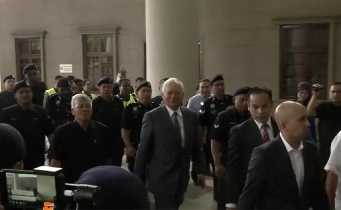 ​อดีตนายกฯ มาเลเซียเดินทางมารับฟังข้อกล่าวหาที่ศาล