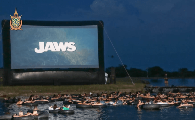 ดูหนังฉลามจอมโหดให้ระทึก ต้องลอยคอดูในน้ำ !